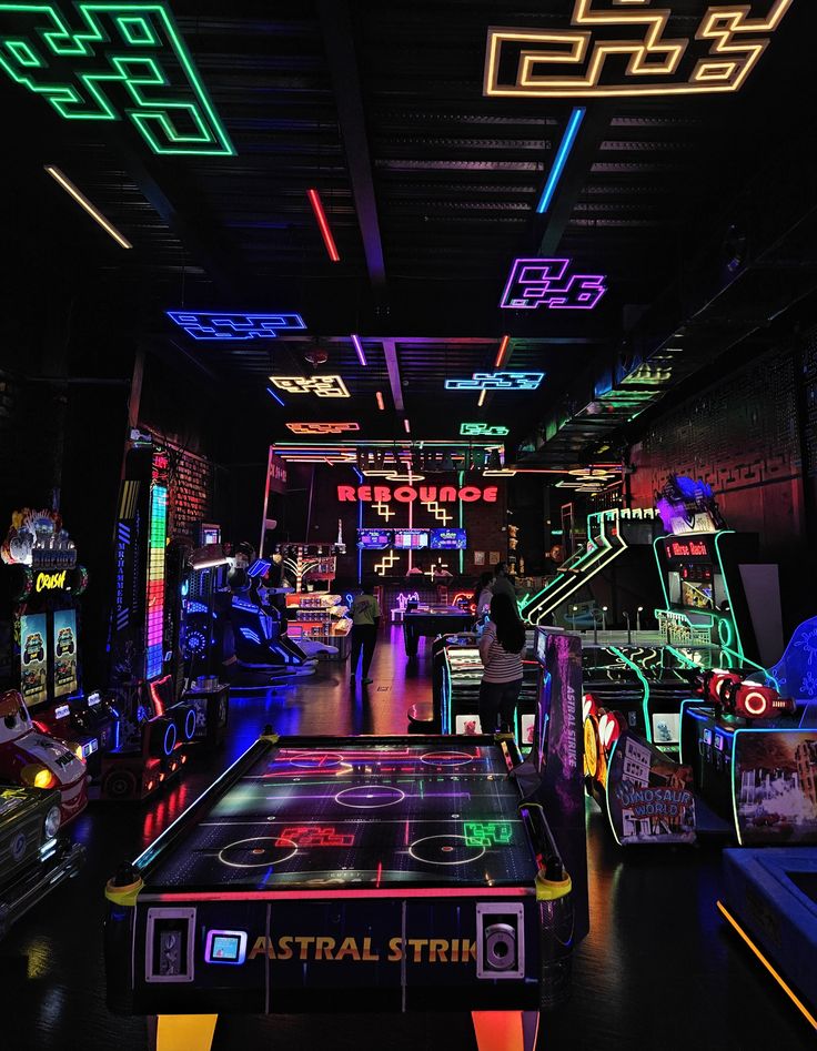 VR and arcade basketball machines in gaming center